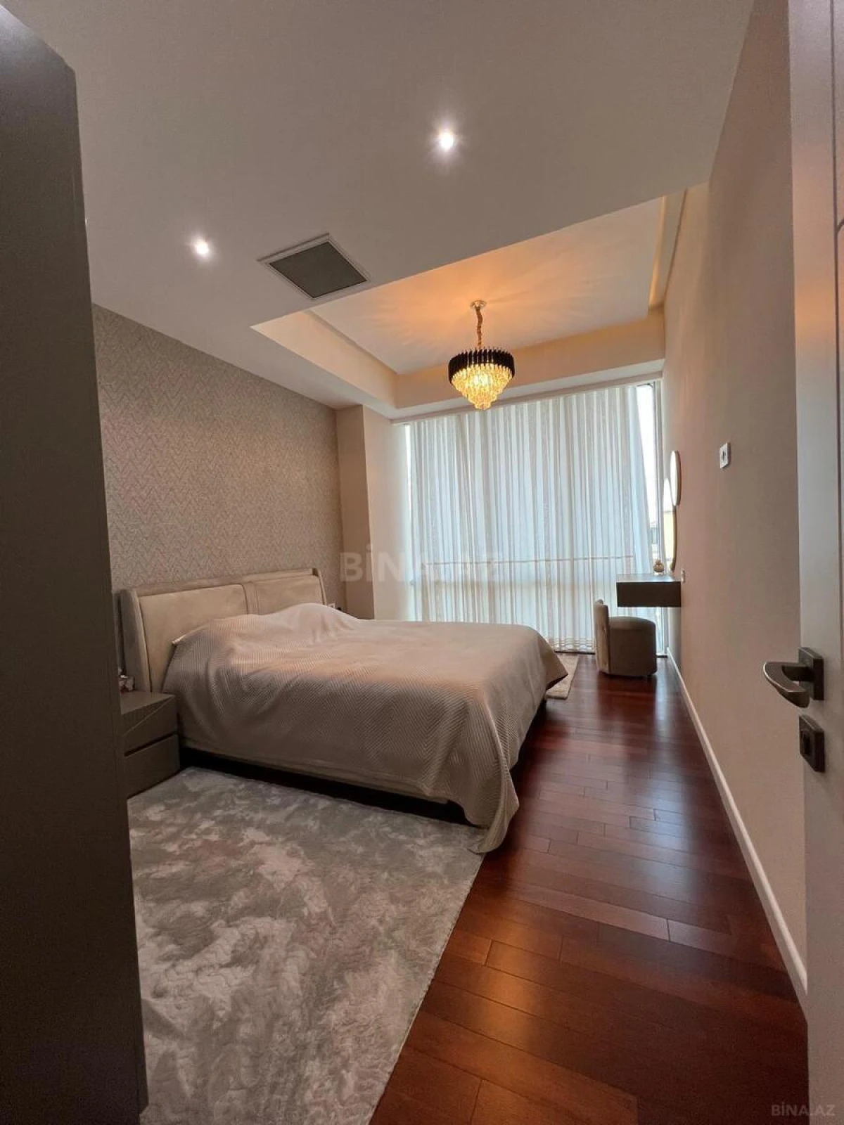 Satılır 3 otaqlı mənzil 156 m²