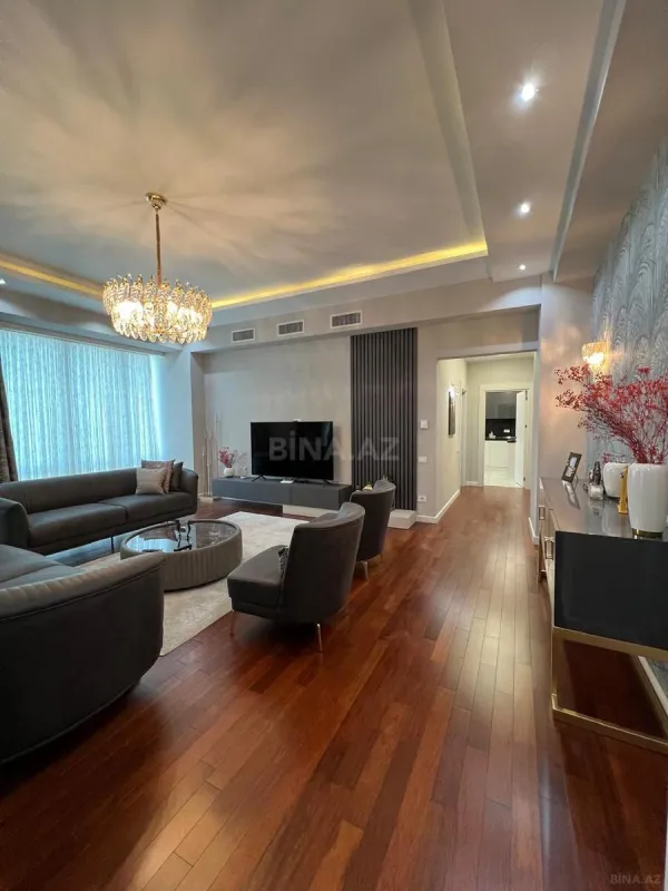 Satılır 3 otaqlı mənzil 156 m²