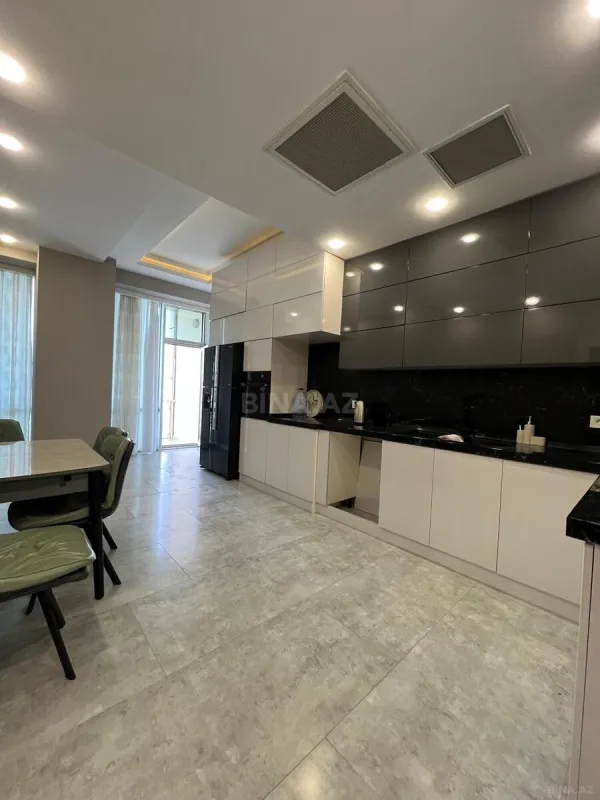 Satılır 3 otaqlı mənzil 156 m²