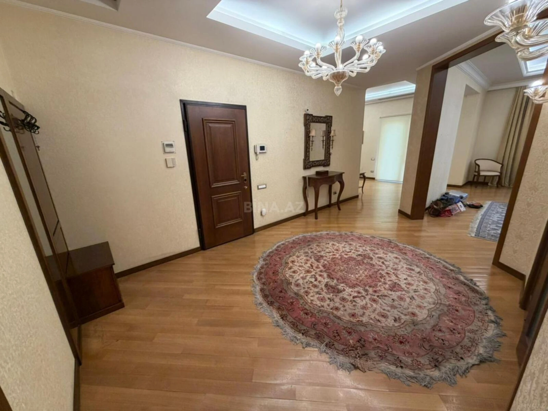 Satılır 5 otaqlı mənzil 380 m²