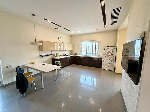 Satılır 5 otaqlı mənzil 380 m²