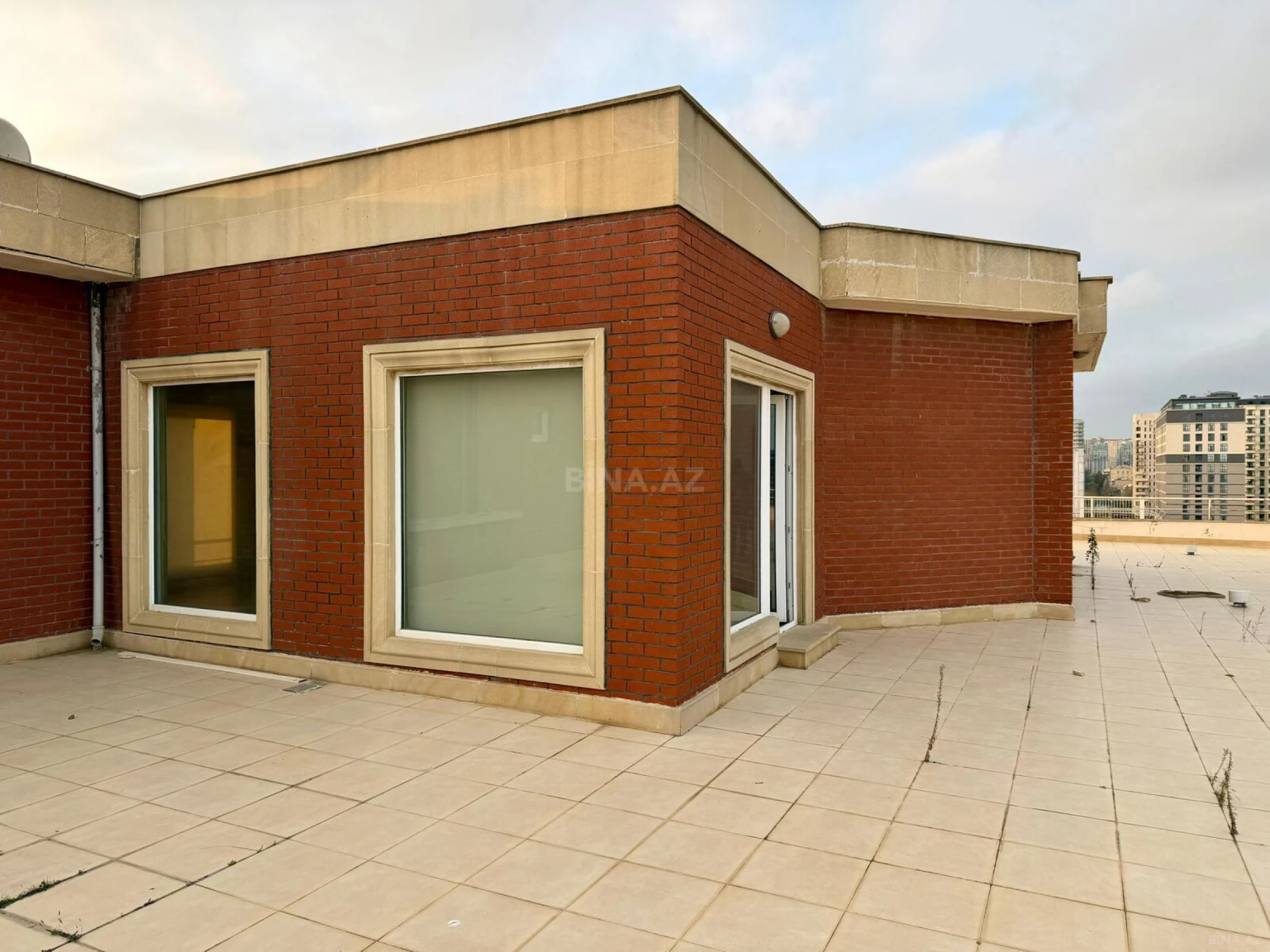 Satılır 5 otaqlı mənzil 380 m²