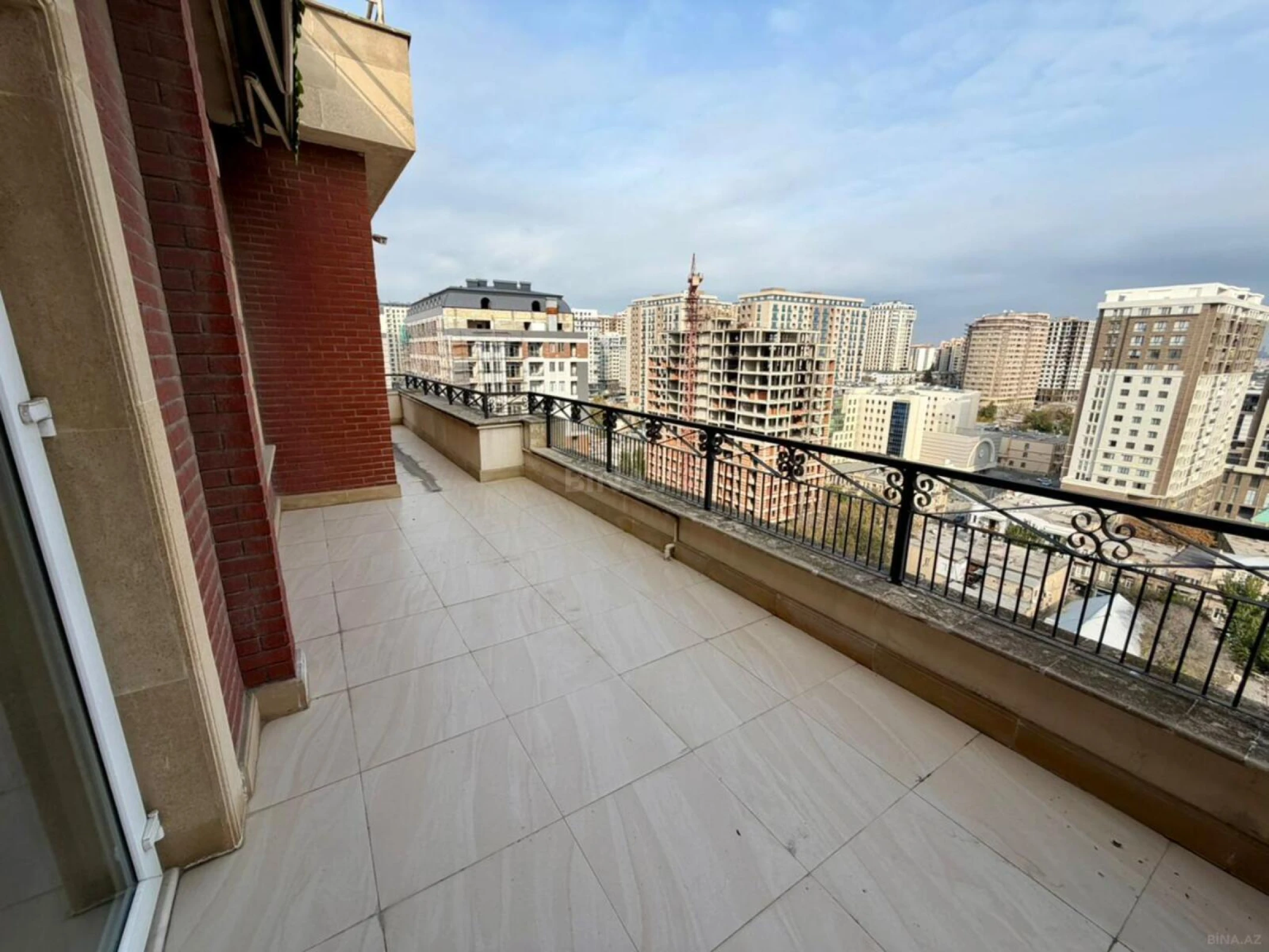 Satılır 5 otaqlı mənzil 380 m²