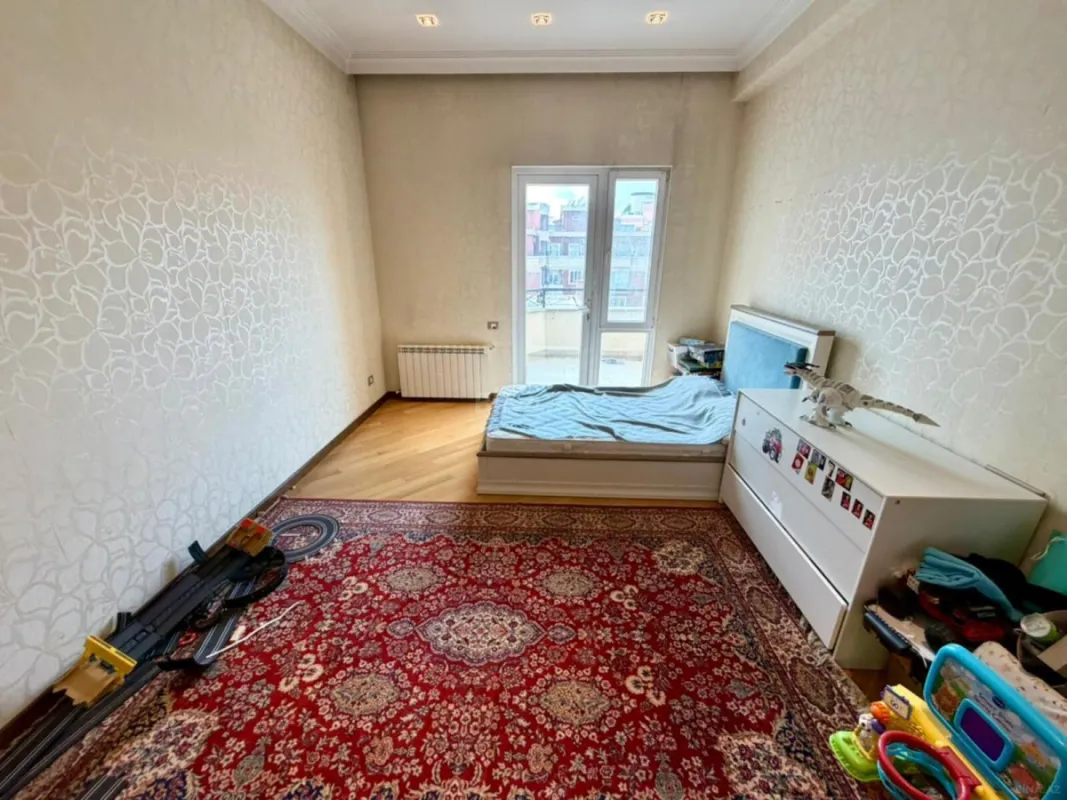Satılır 5 otaqlı mənzil 380 m²