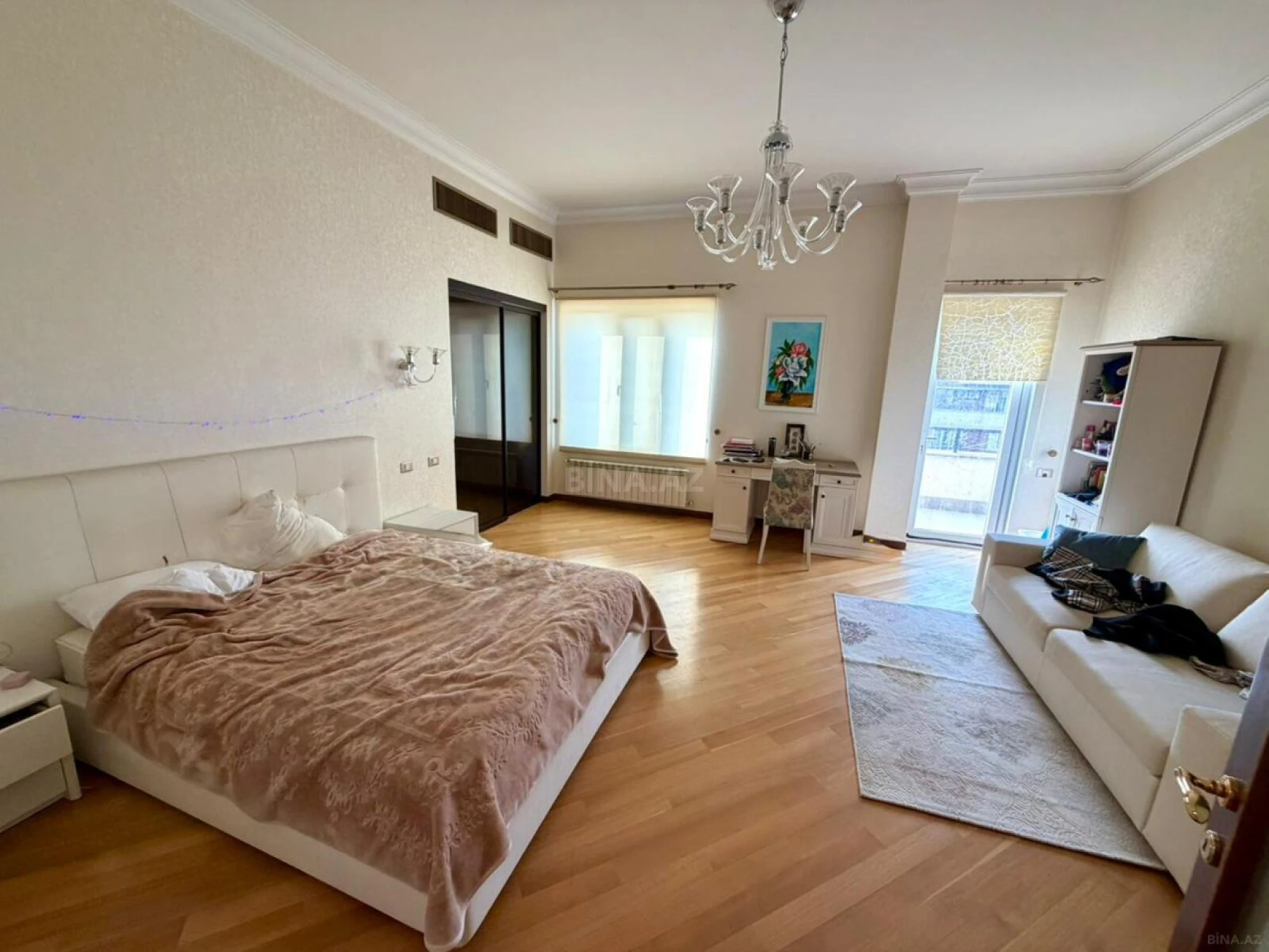 Satılır 5 otaqlı mənzil 380 m²