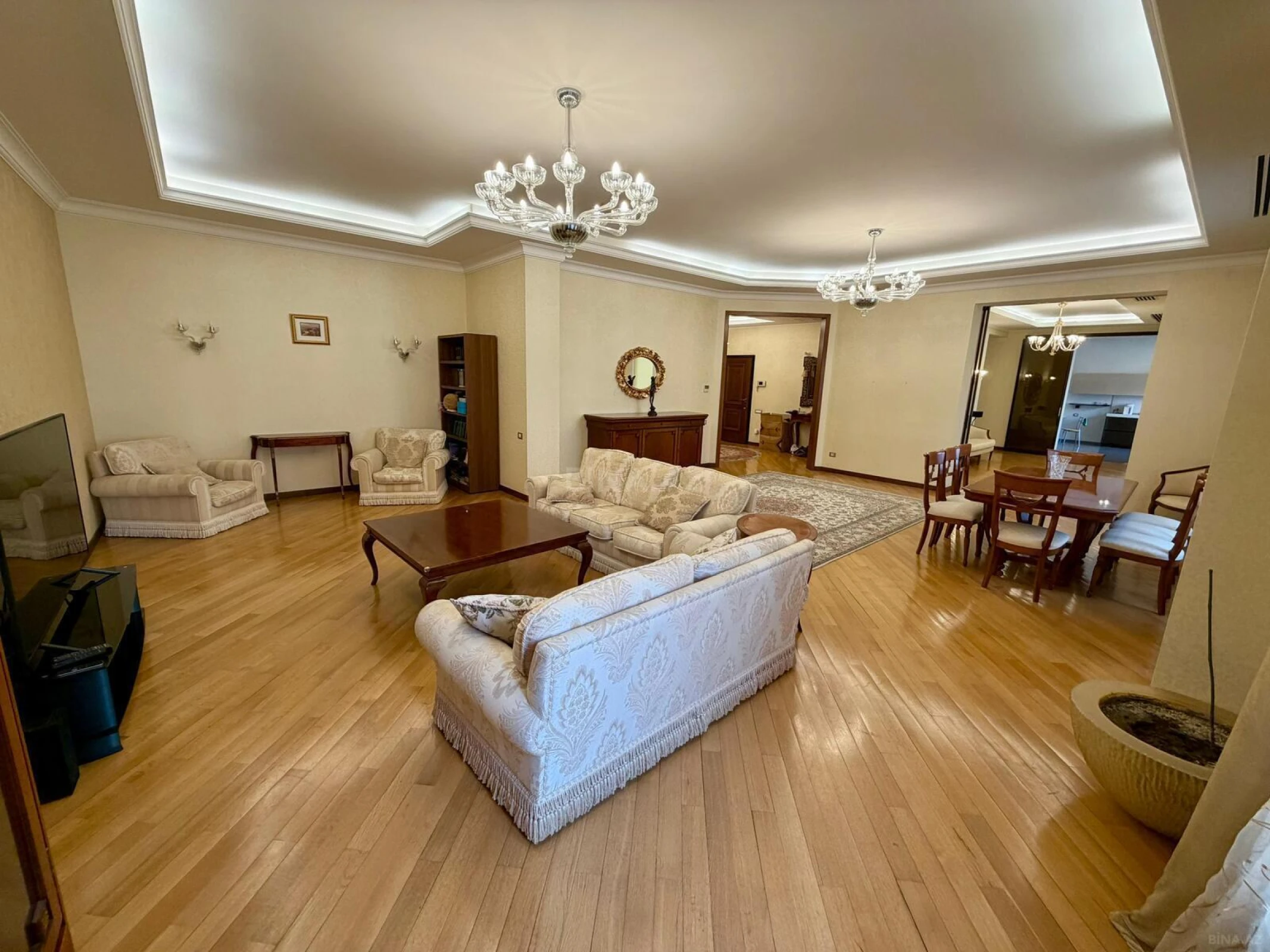 Satılır 5 otaqlı mənzil 380 m²