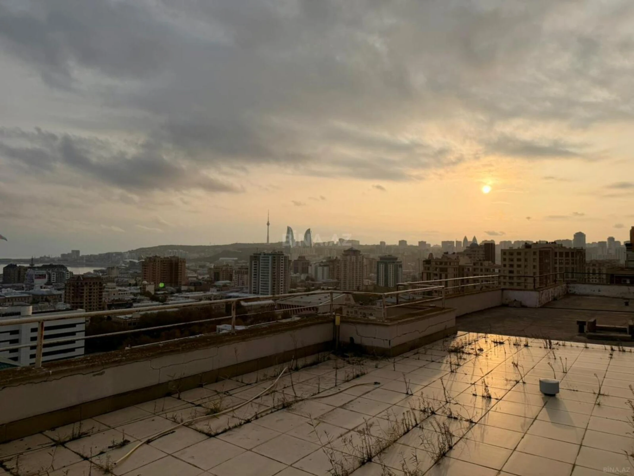 Satılır 5 otaqlı mənzil 380 m²