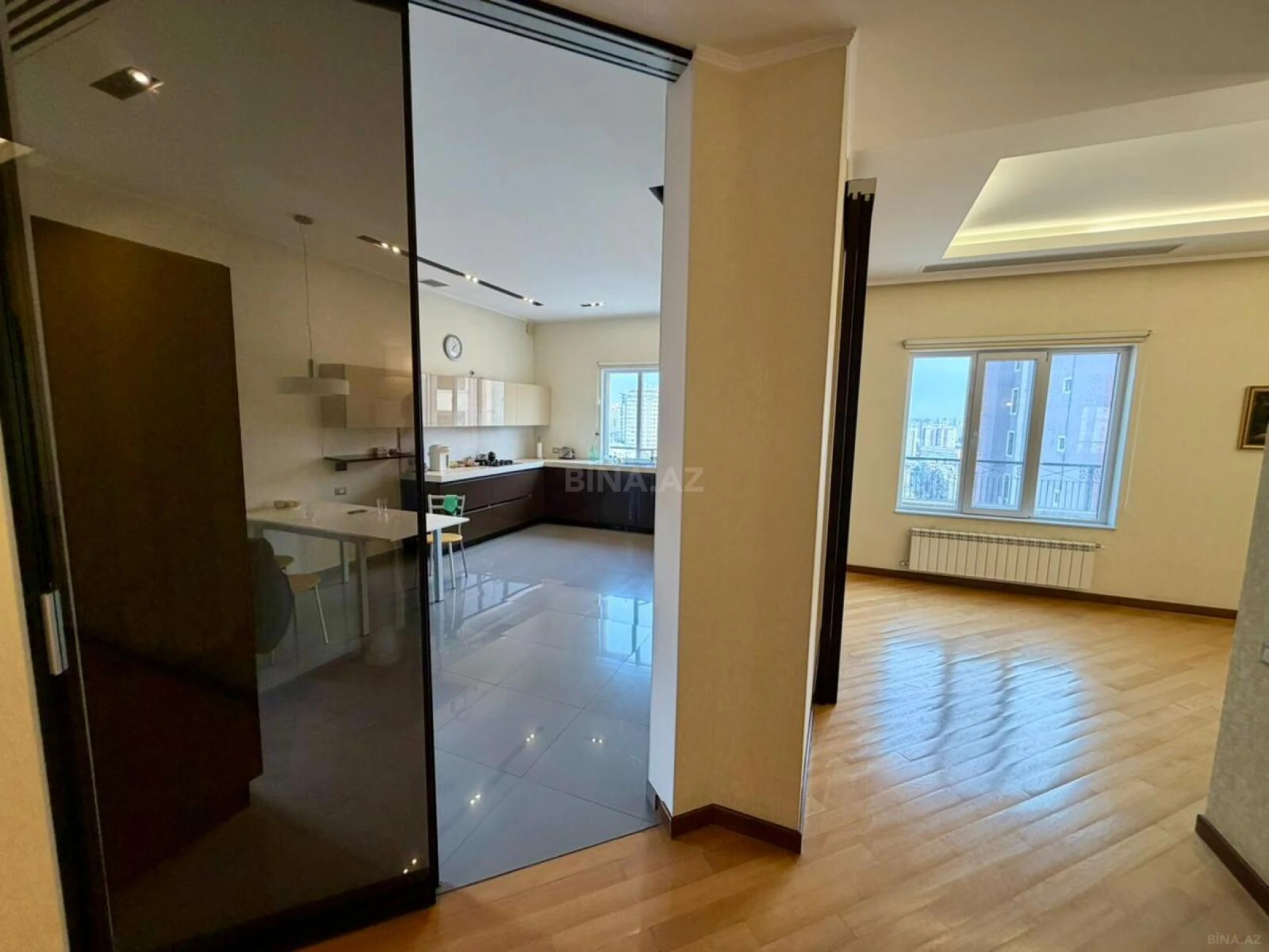 Satılır 5 otaqlı mənzil 380 m²