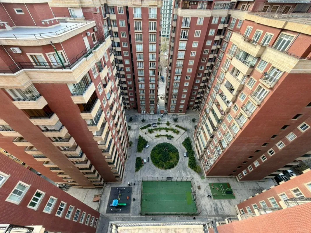 Satılır 5 otaqlı mənzil 380 m²