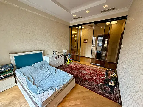Satılır 5 otaqlı mənzil 380 m²