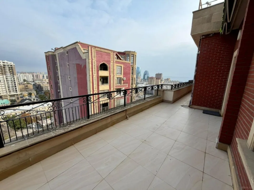 Satılır 5 otaqlı mənzil 380 m²