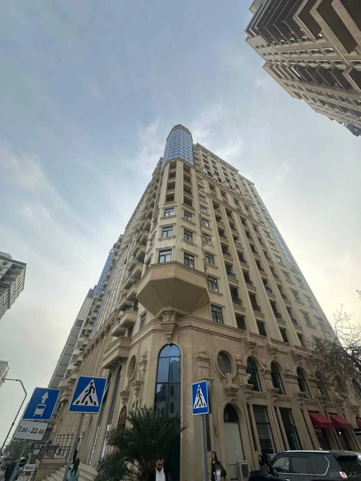 Satılır 4 otaqlı mənzil 241.9 m²