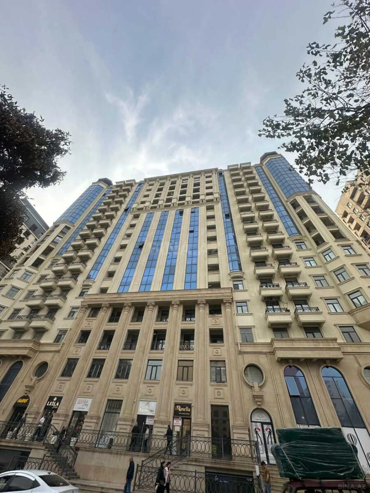 Satılır 4 otaqlı mənzil 241.9 m²