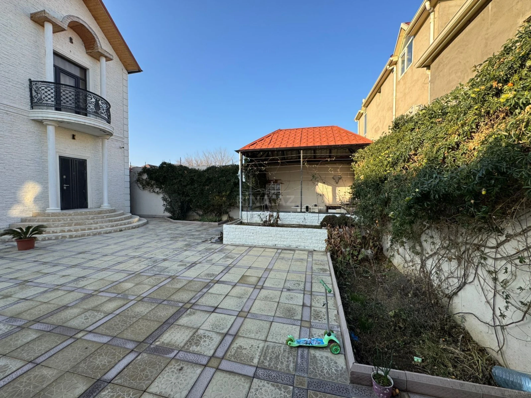 Satılır 4 otaqlı həyət evi 240 m²