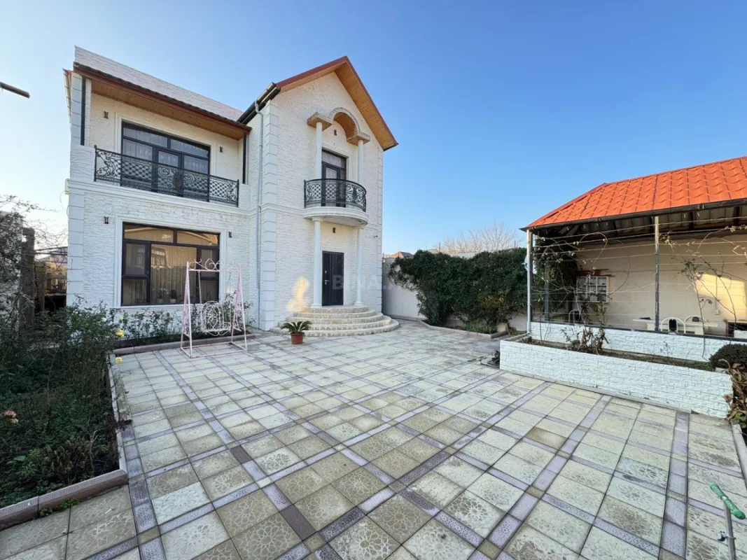 Satılır 4 otaqlı həyət evi 240 m²