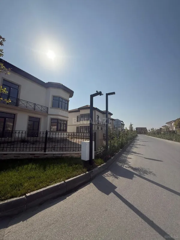 Satılır 8 otaqlı həyət evi 390 m²