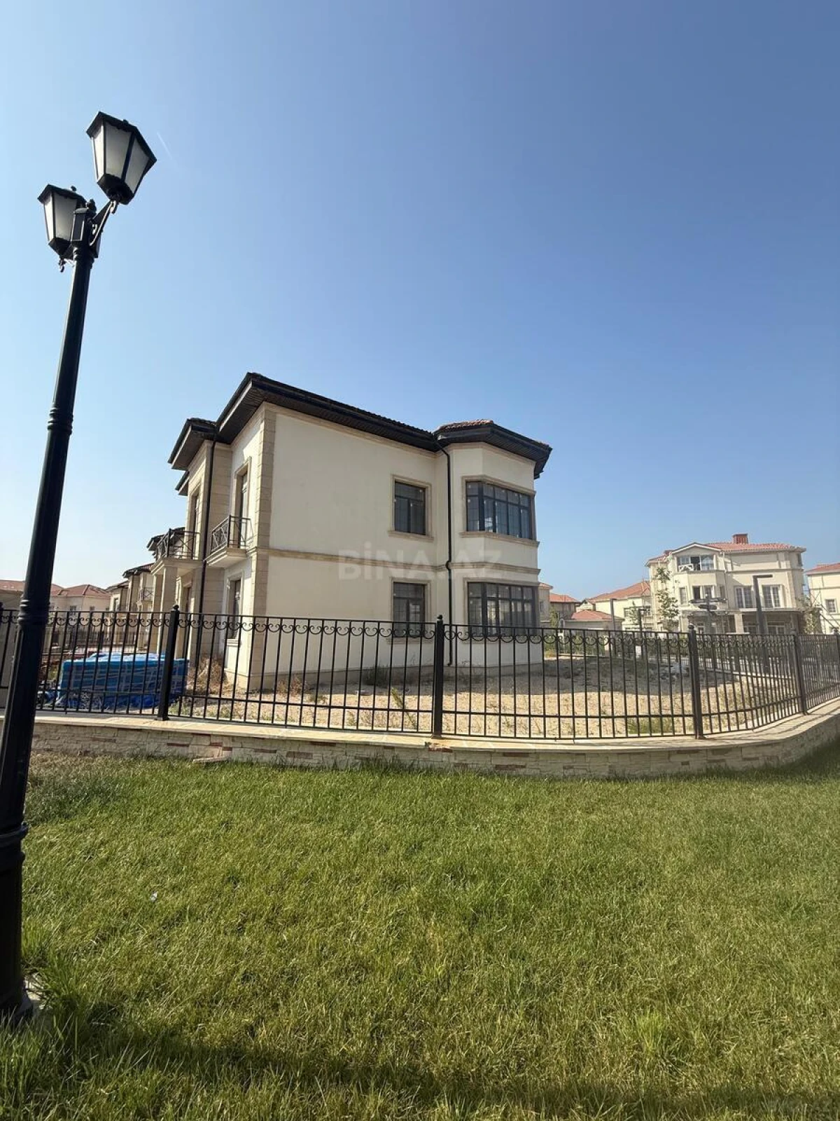 Satılır 8 otaqlı həyət evi 390 m²