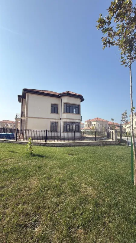 Satılır 8 otaqlı həyət evi 390 m²