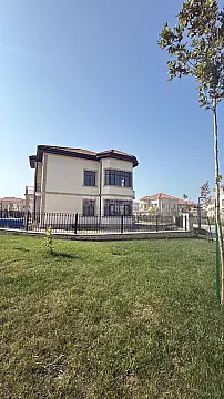 Satılır 8 otaqlı həyət evi 390 m²