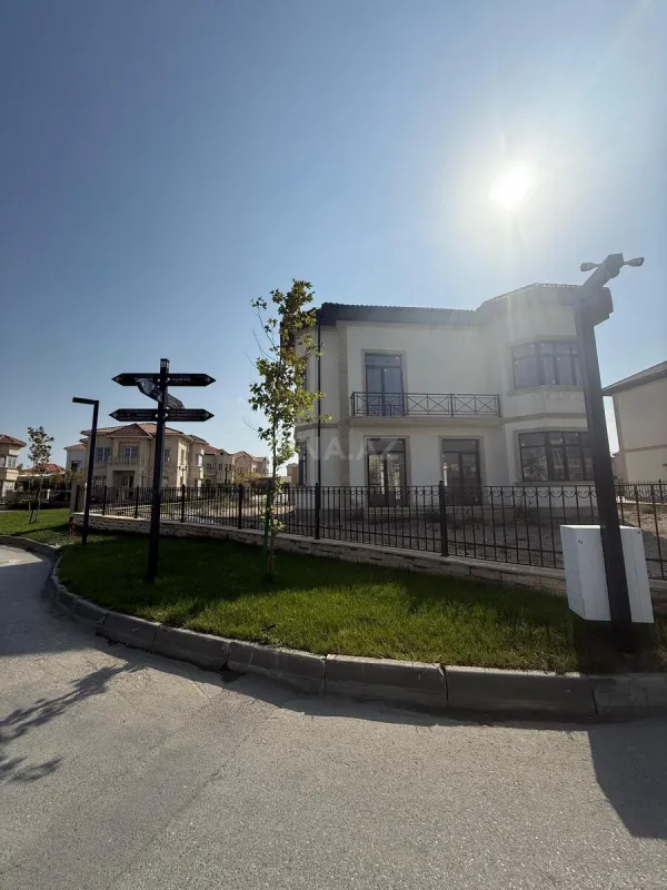 Satılır 8 otaqlı həyət evi 390 m²