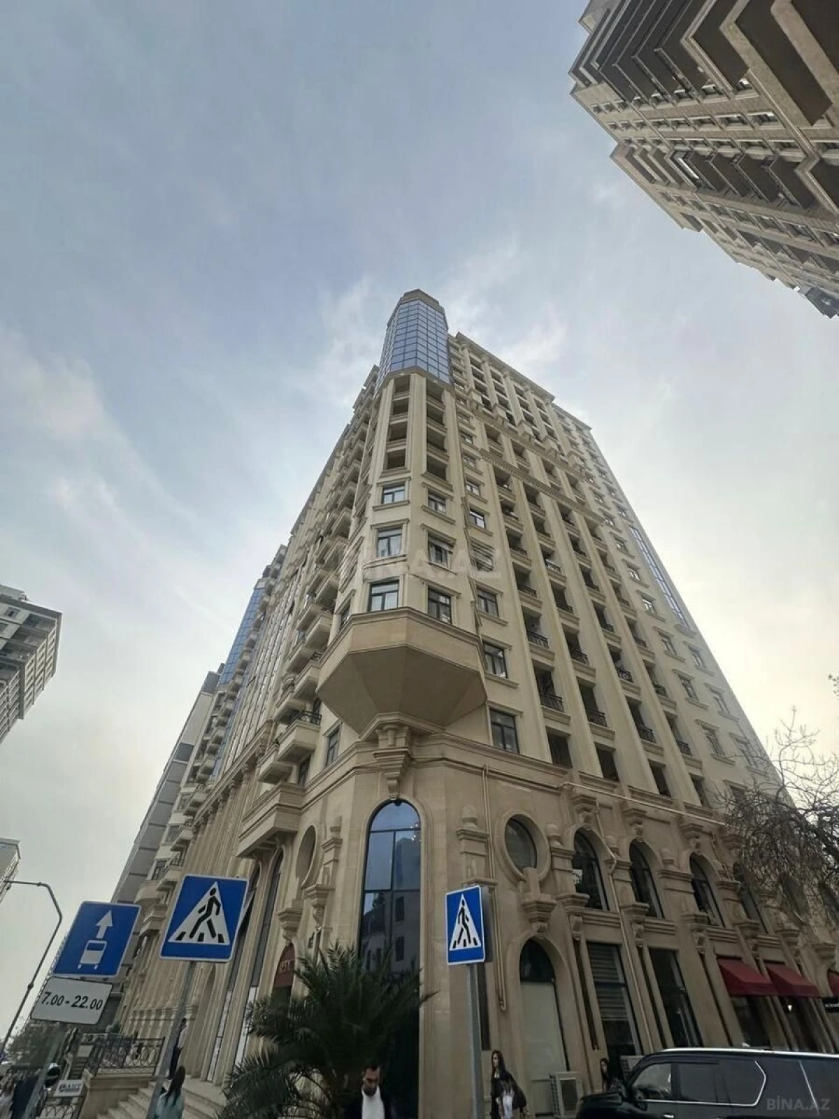 Satılır 4 otaqlı mənzil 242 m²