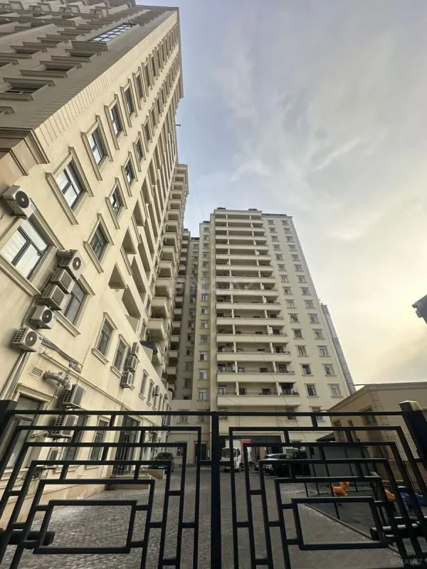 Satılır 4 otaqlı mənzil 242 m²