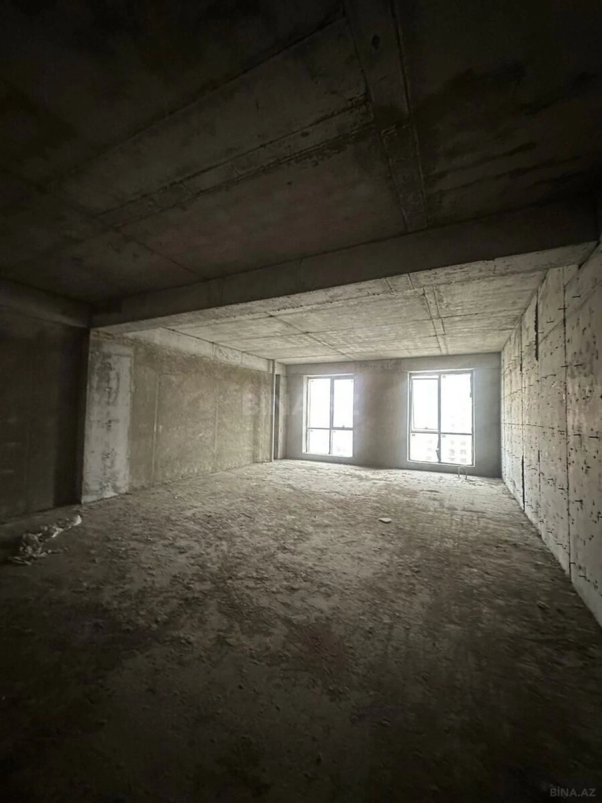 Satılır 4 otaqlı mənzil 242 m²