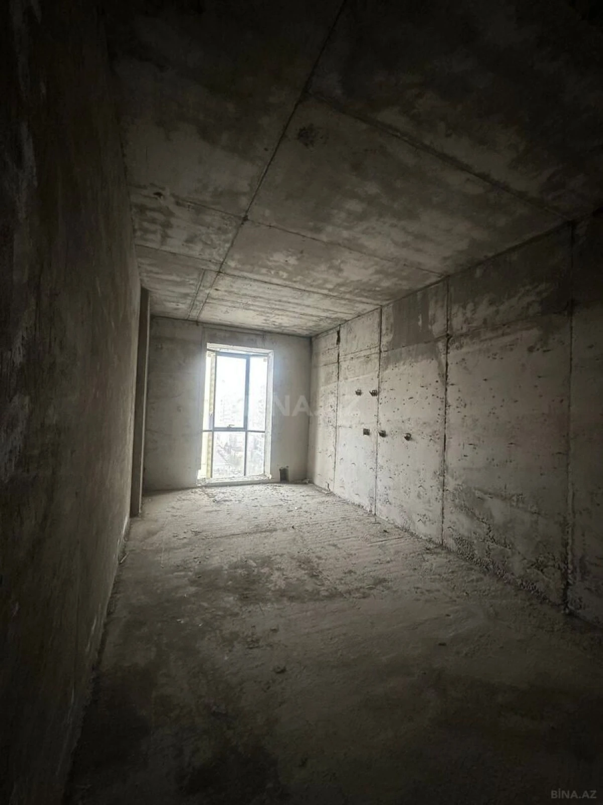 Satılır 4 otaqlı mənzil 242 m²