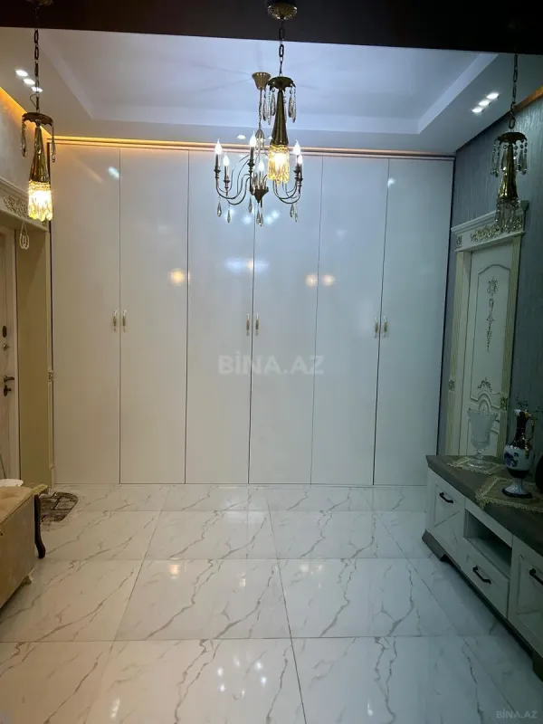 Satılır 5 otaqlı mənzil 230 m²