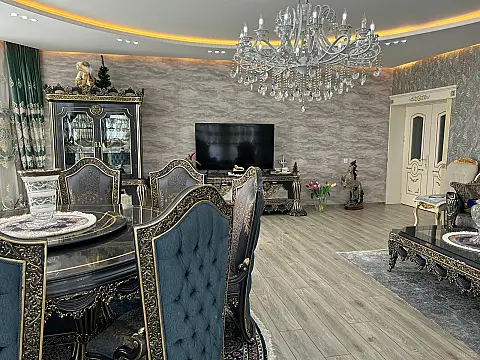 Satılır 5 otaqlı mənzil 230 m²