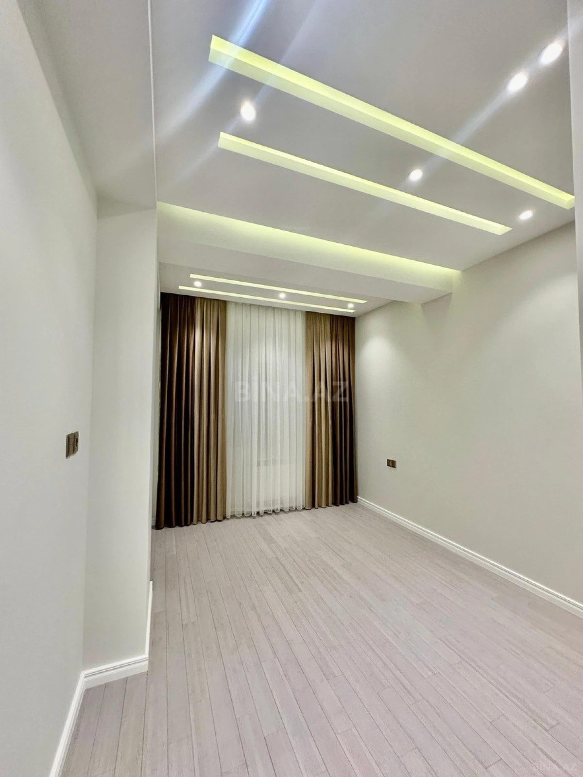 Satılır 3 otaqlı mənzil 129 m²
