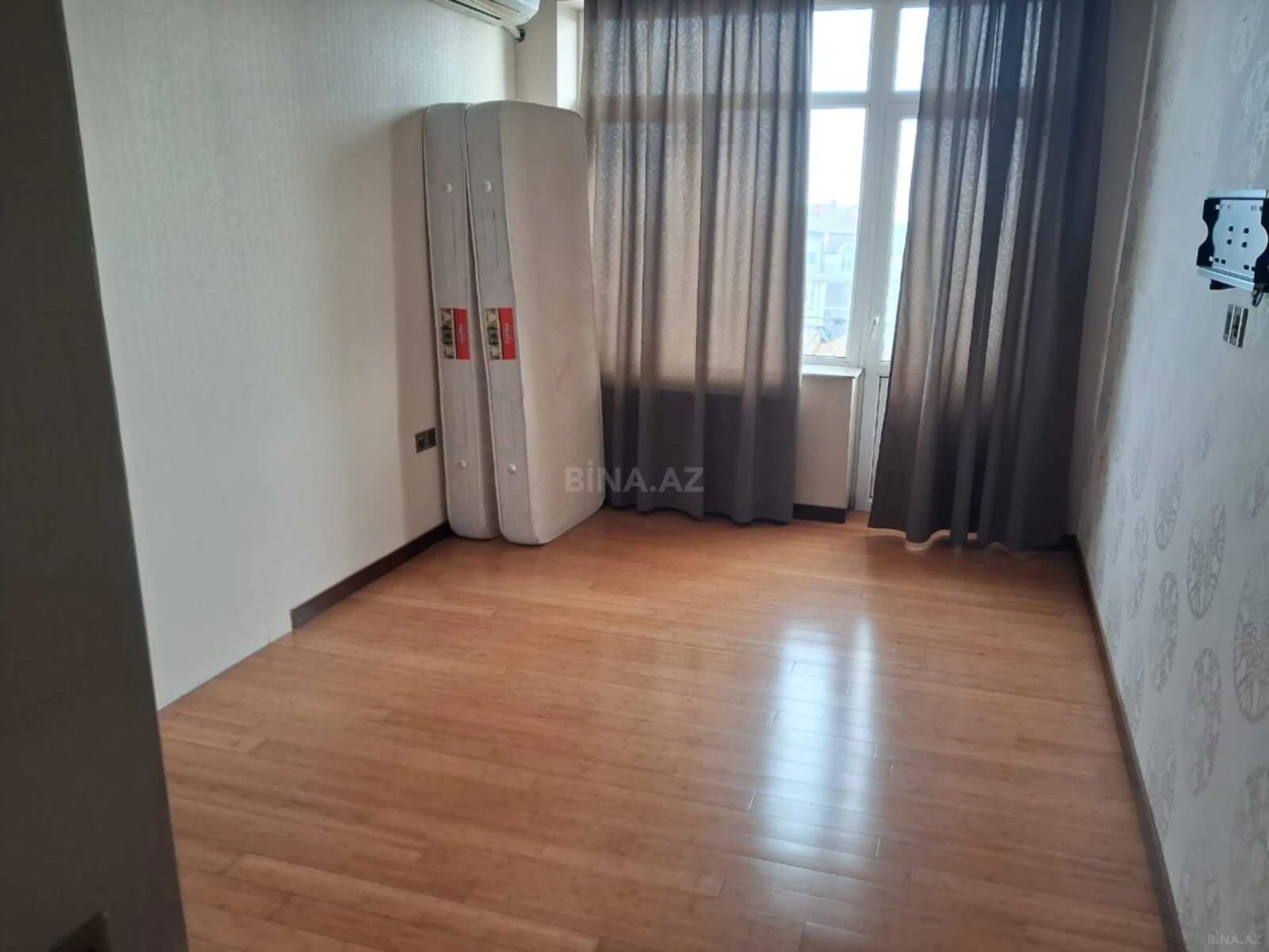 Satılır 3 otaqlı mənzil 150 m²