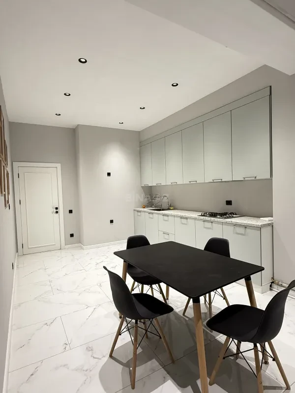 Kirayə verilir 2 otaqlı mənzil 90 m²