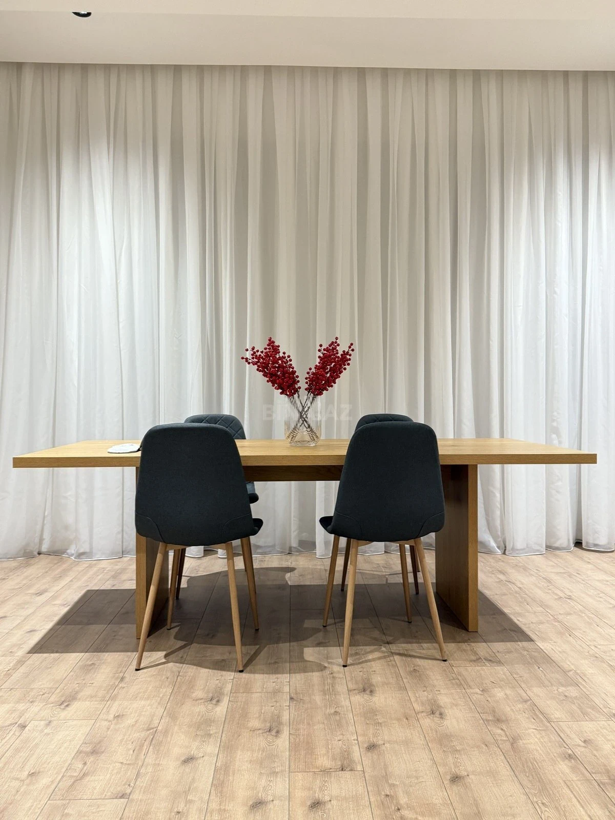 Kirayə verilir 2 otaqlı mənzil 90 m²