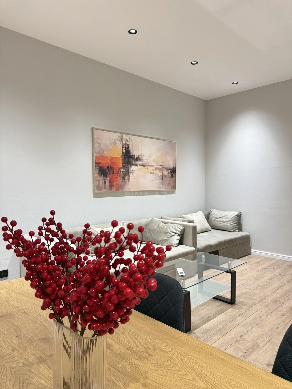 Kirayə verilir 2 otaqlı mənzil 90 m²