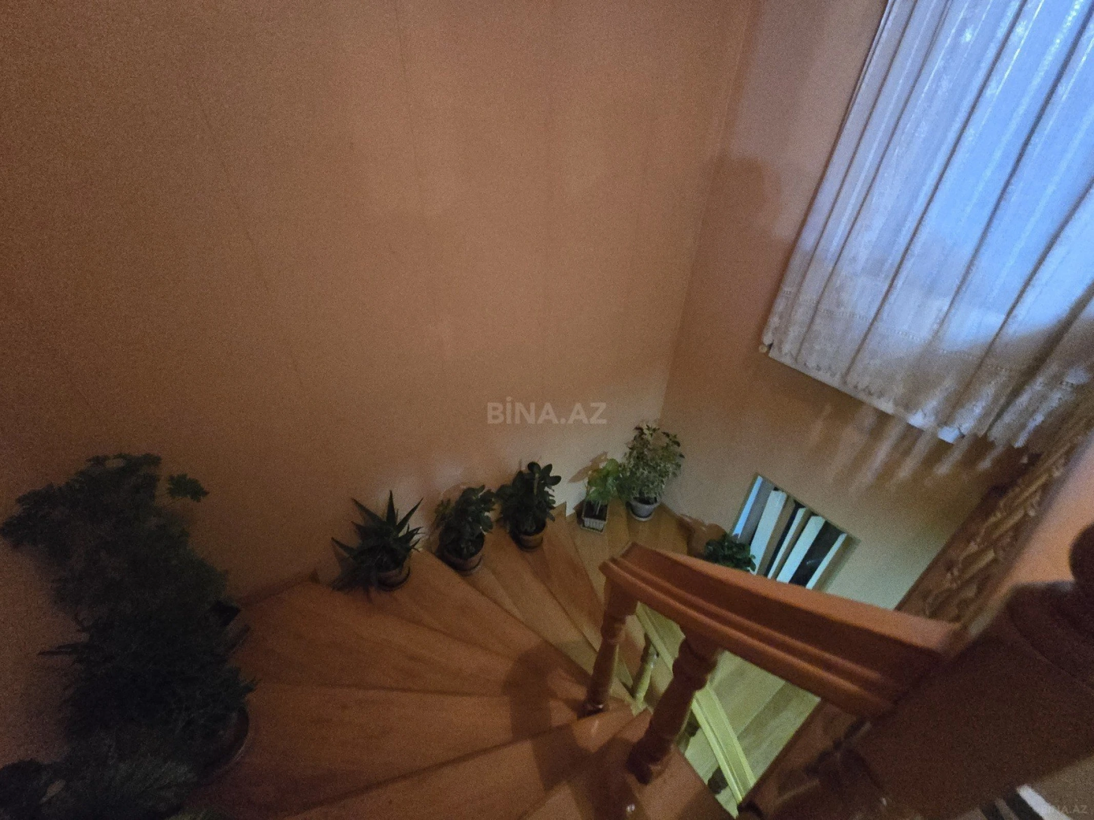 Satılır 8 otaqlı həyət evi 280 m²