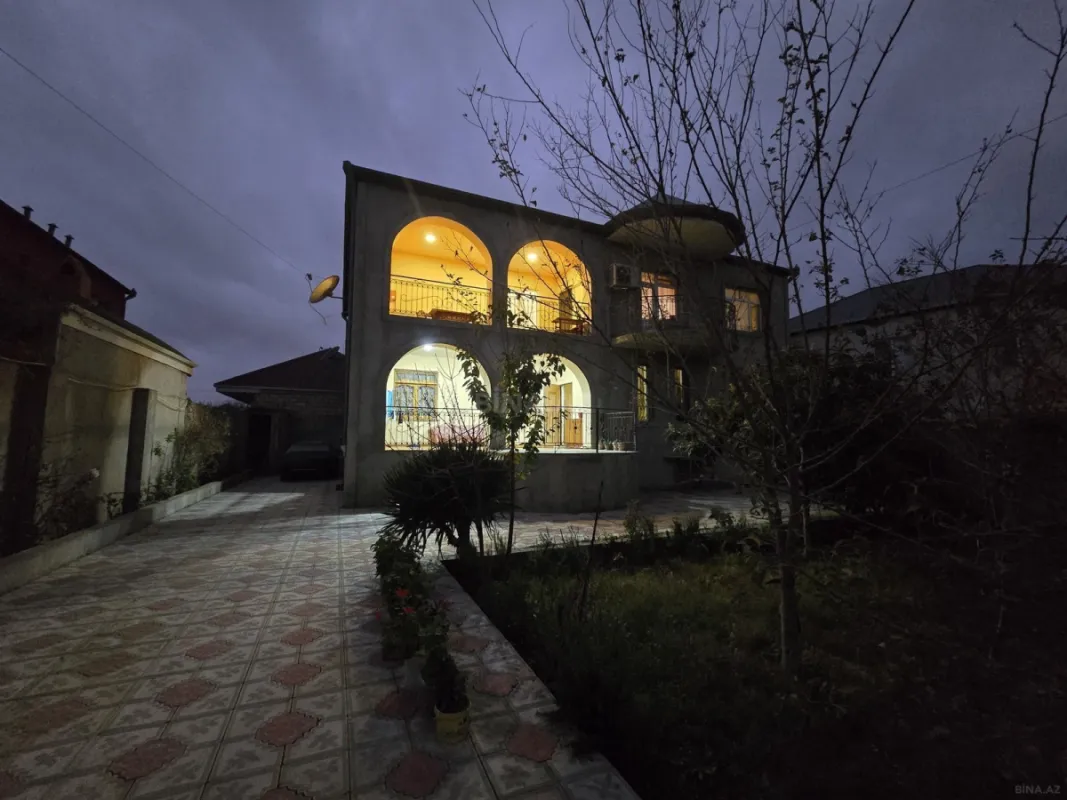 Satılır 8 otaqlı həyət evi 280 m²