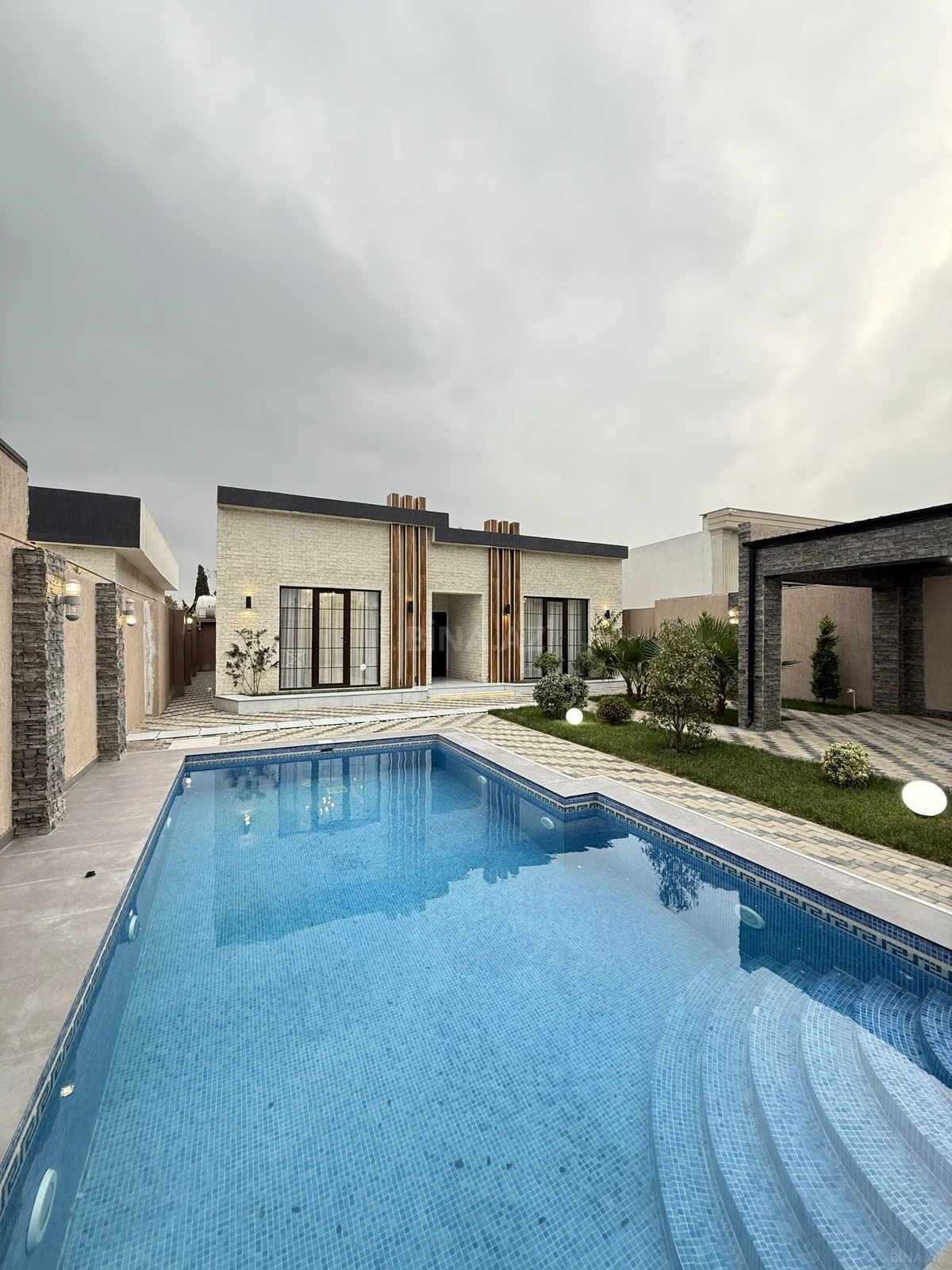 Satılır 4 otaqlı həyət evi 160 m²