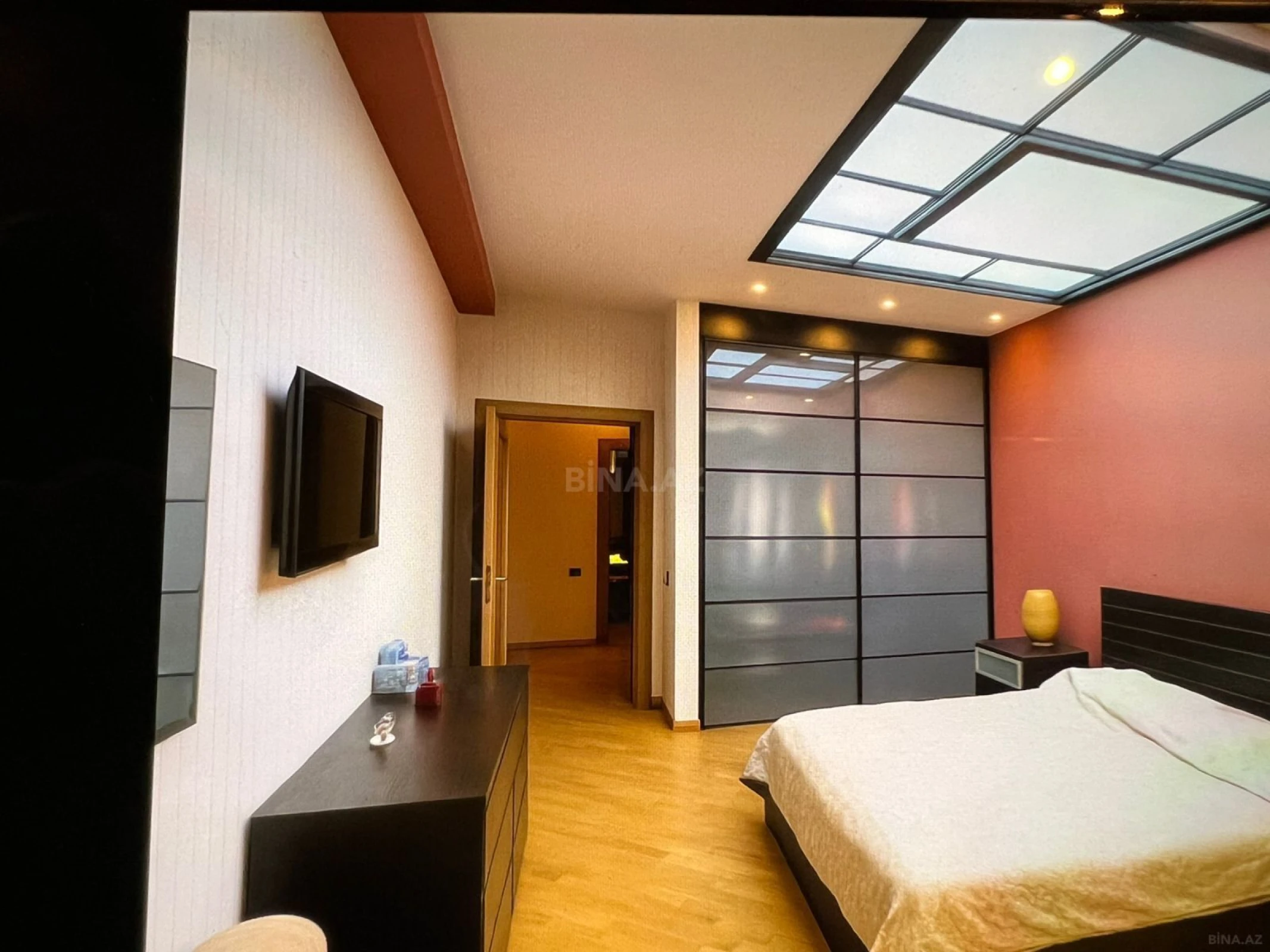 Satılır 4 otaqlı mənzil 200 m²