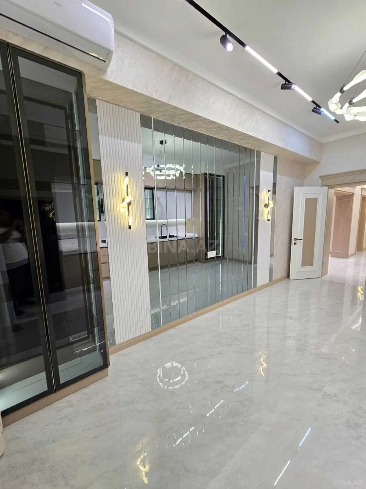 Satılır 4 otaqlı mənzil 195 m²