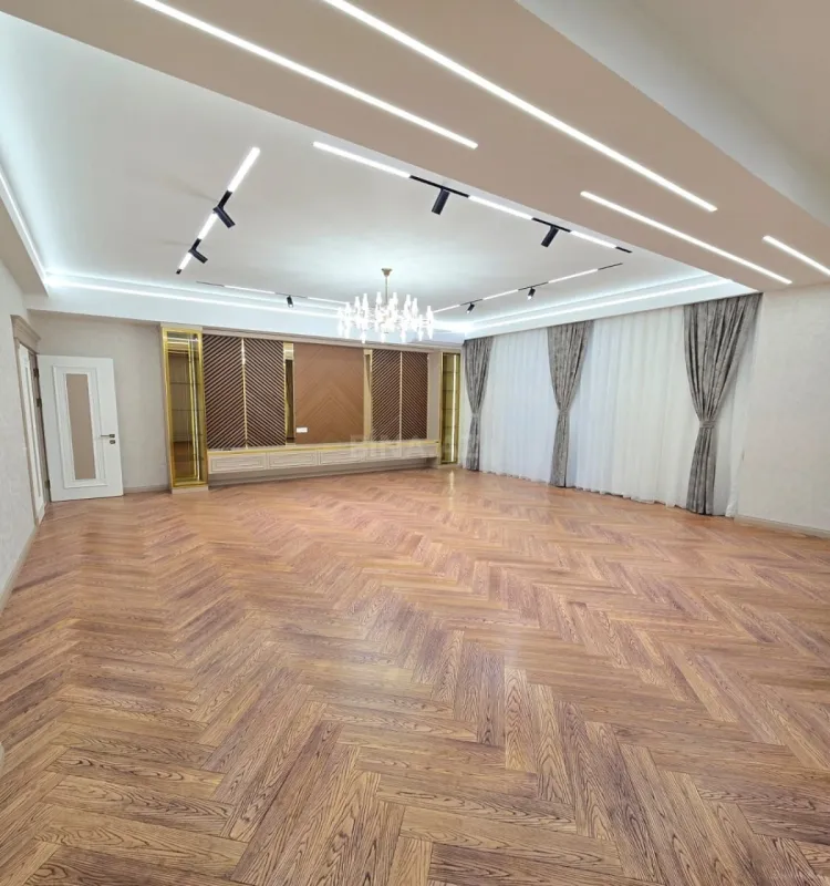 Satılır 4 otaqlı mənzil 195 m²