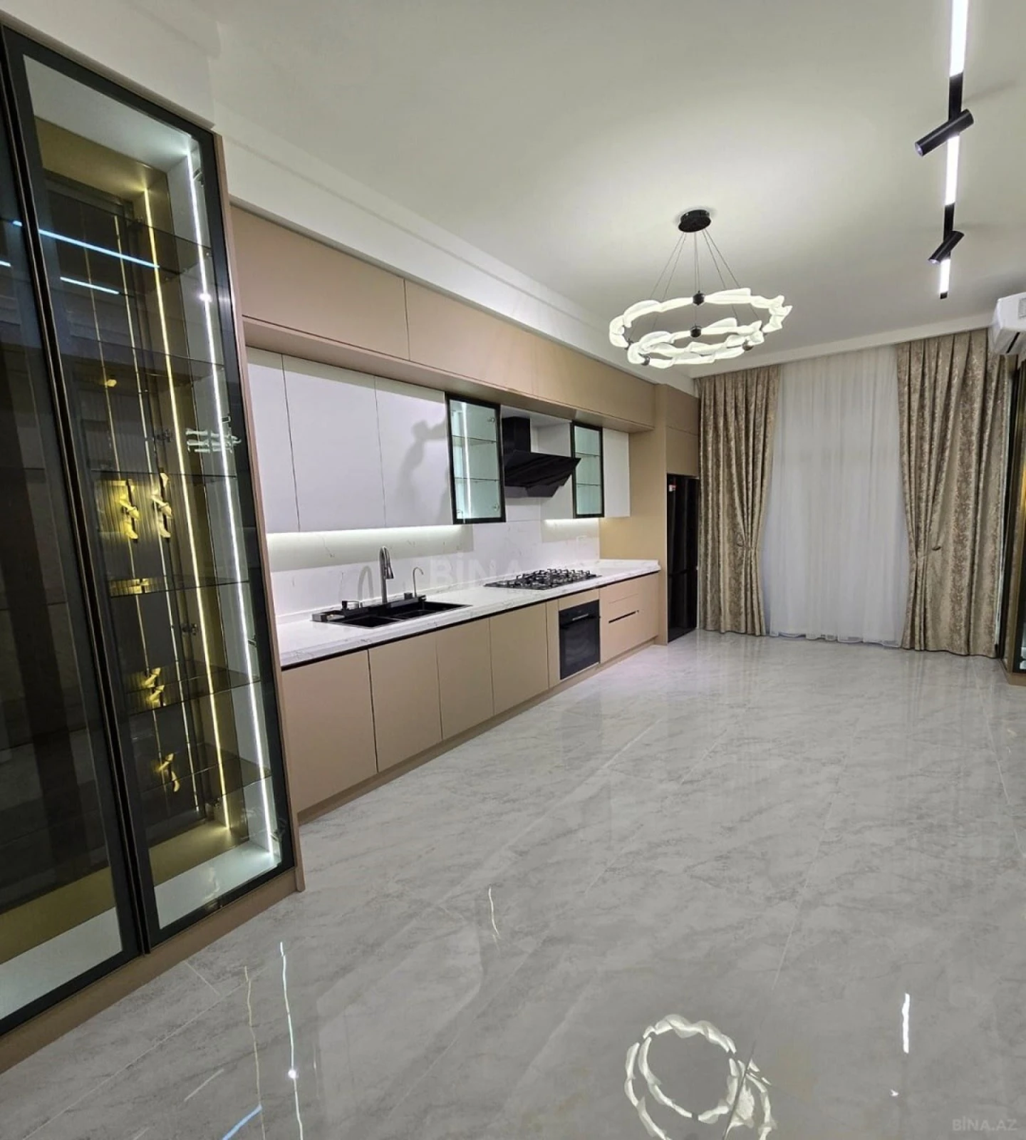 Satılır 4 otaqlı mənzil 195 m²