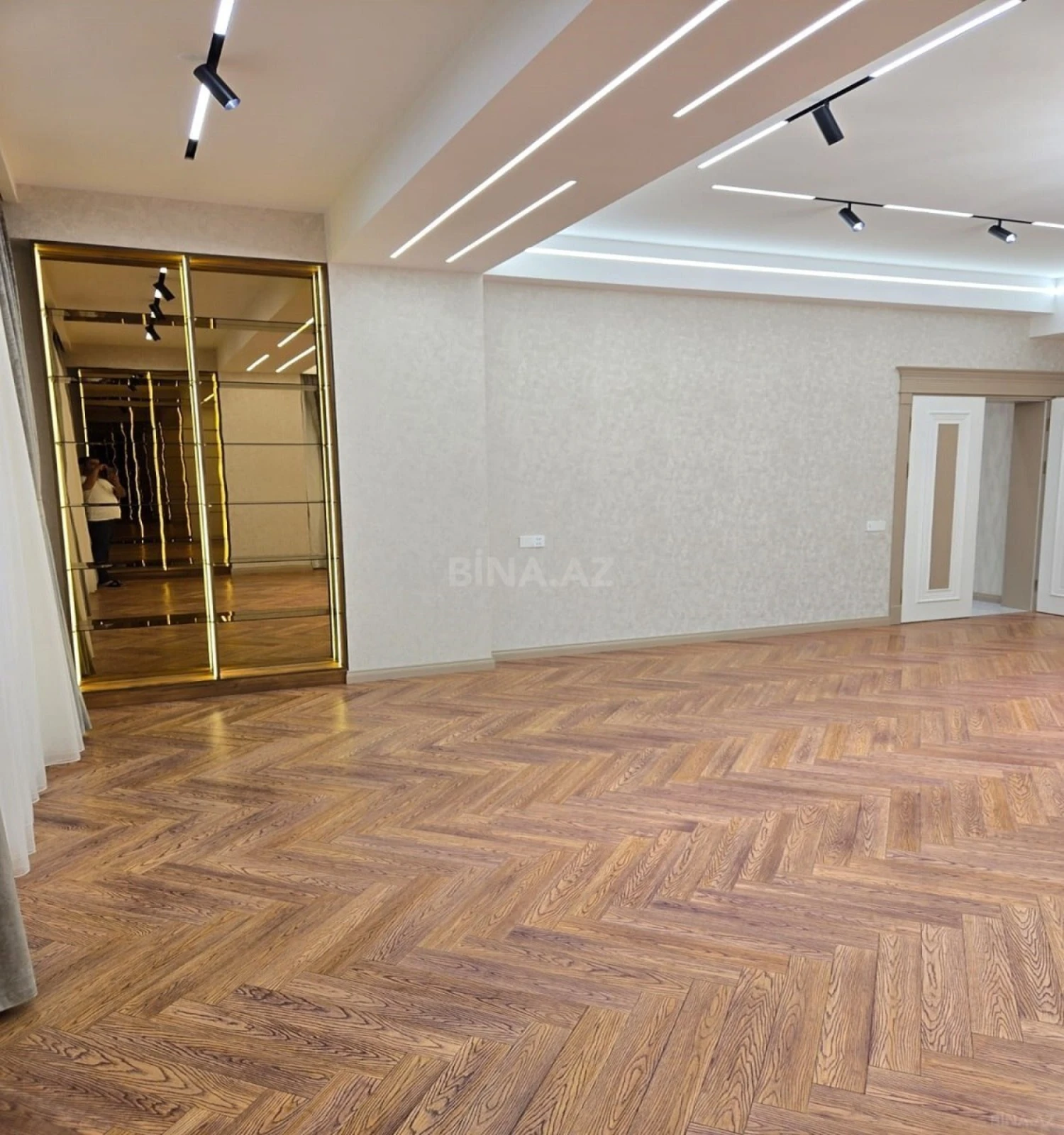 Satılır 4 otaqlı mənzil 195 m²