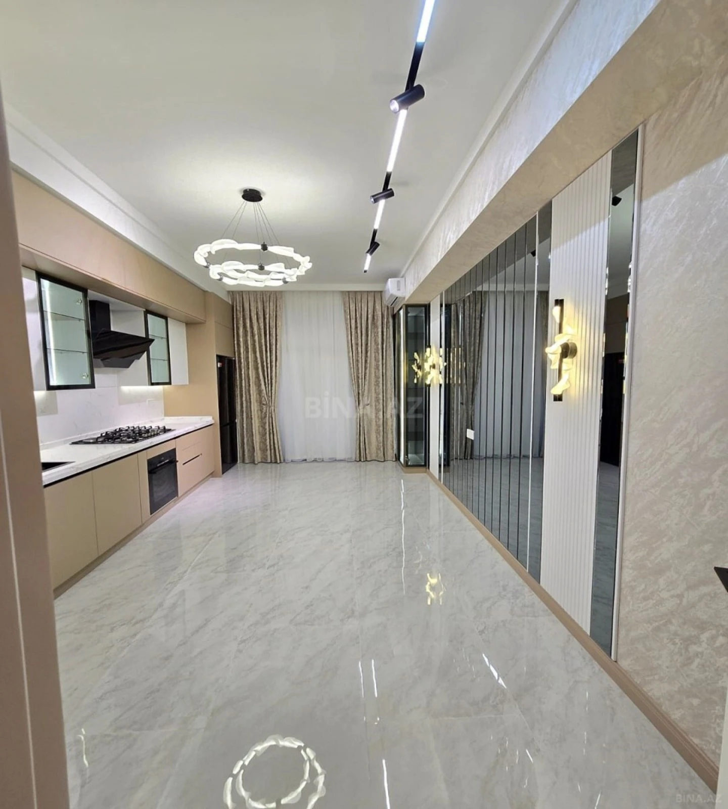 Satılır 4 otaqlı mənzil 195 m²