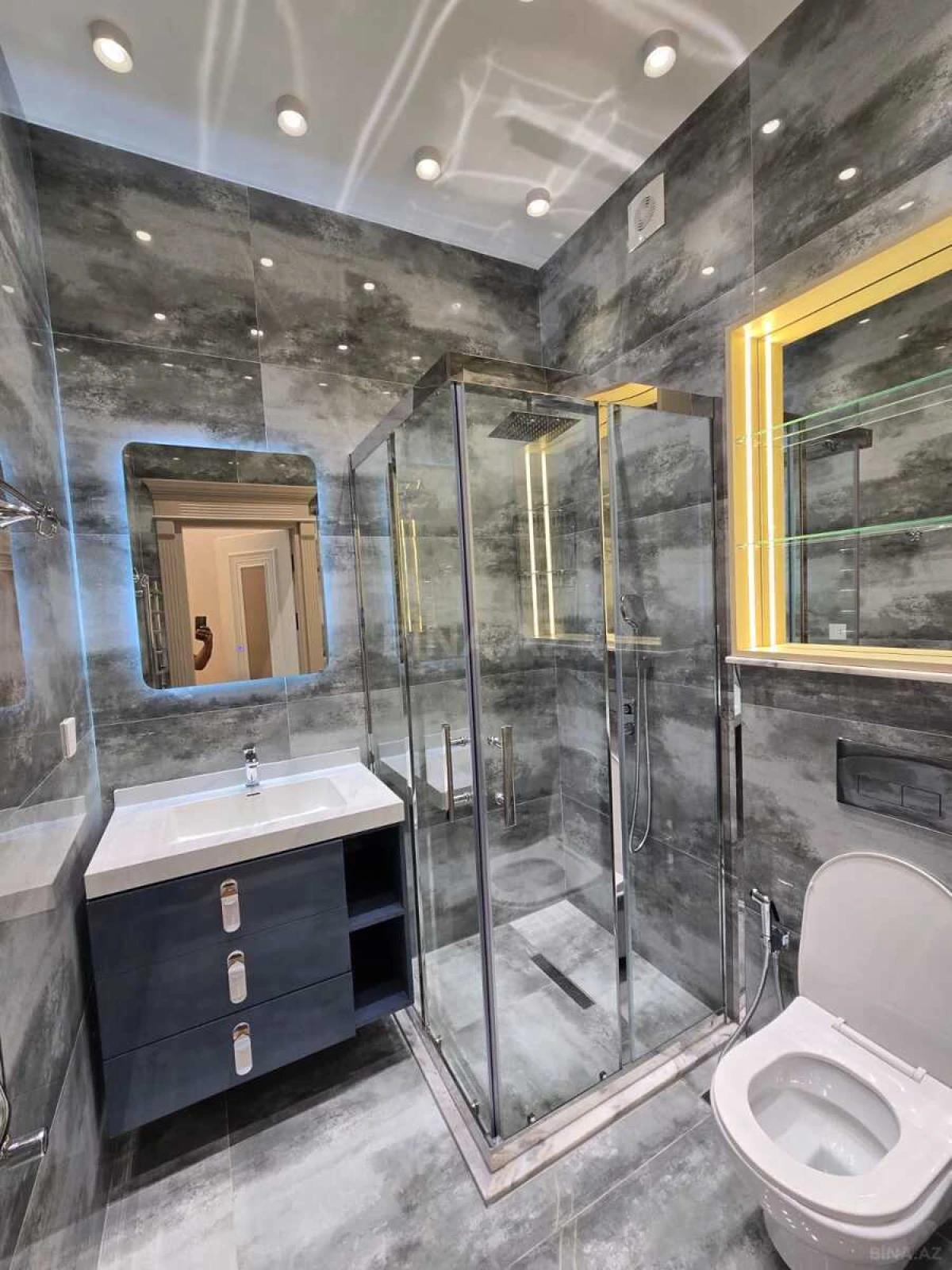 Satılır 4 otaqlı mənzil 195 m²