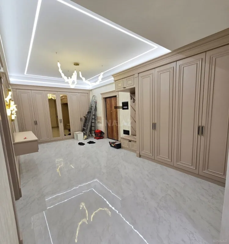 Satılır 4 otaqlı mənzil 195 m²