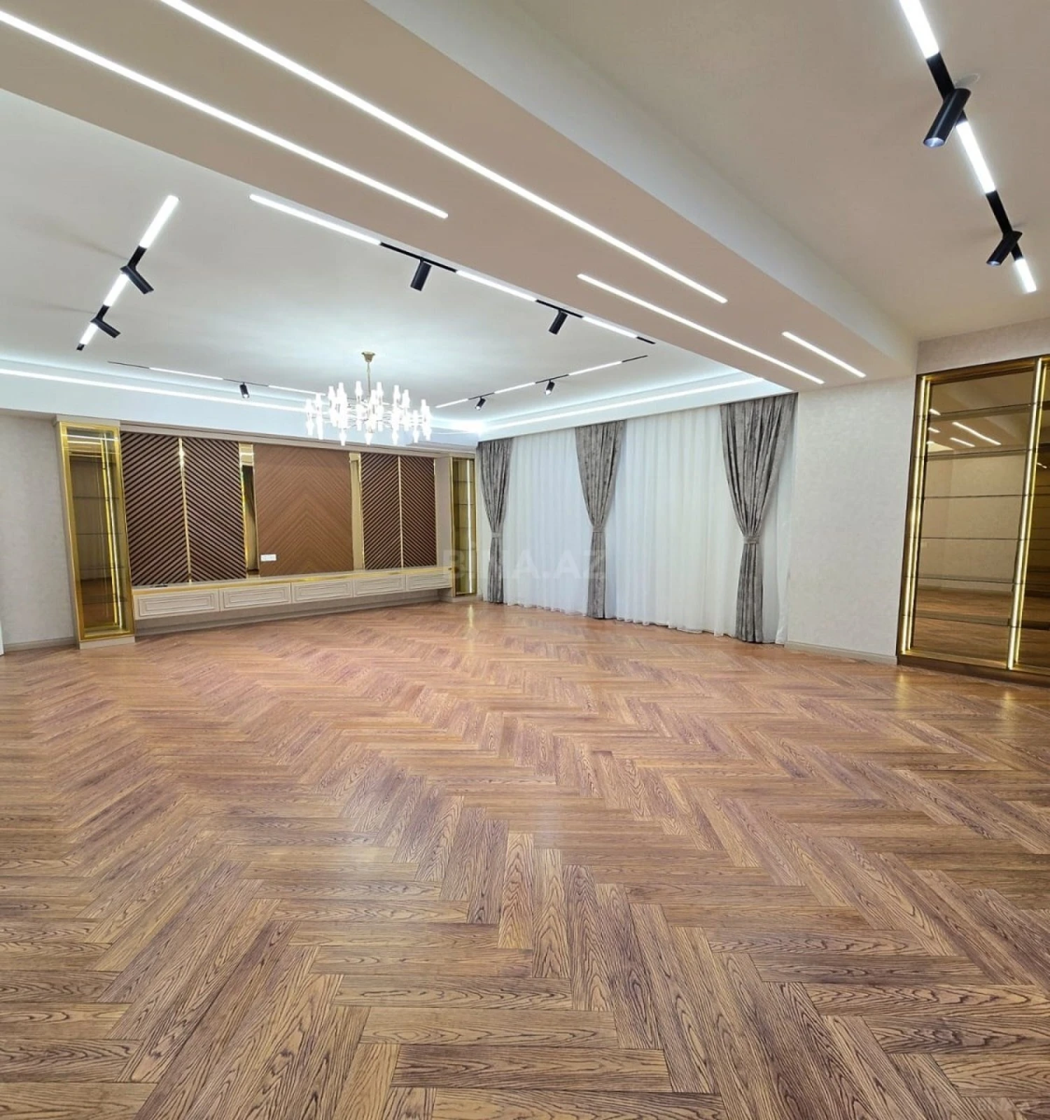 Satılır 4 otaqlı mənzil 195 m²