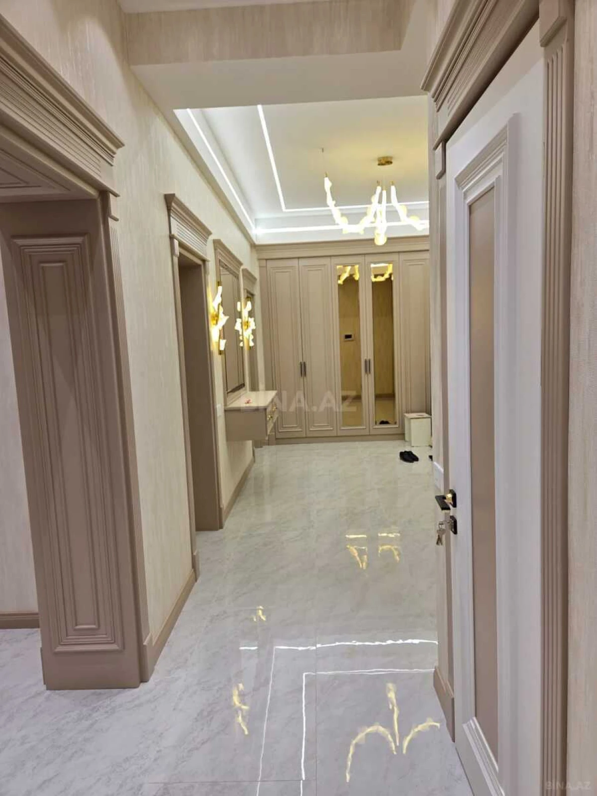 Satılır 4 otaqlı mənzil 195 m²