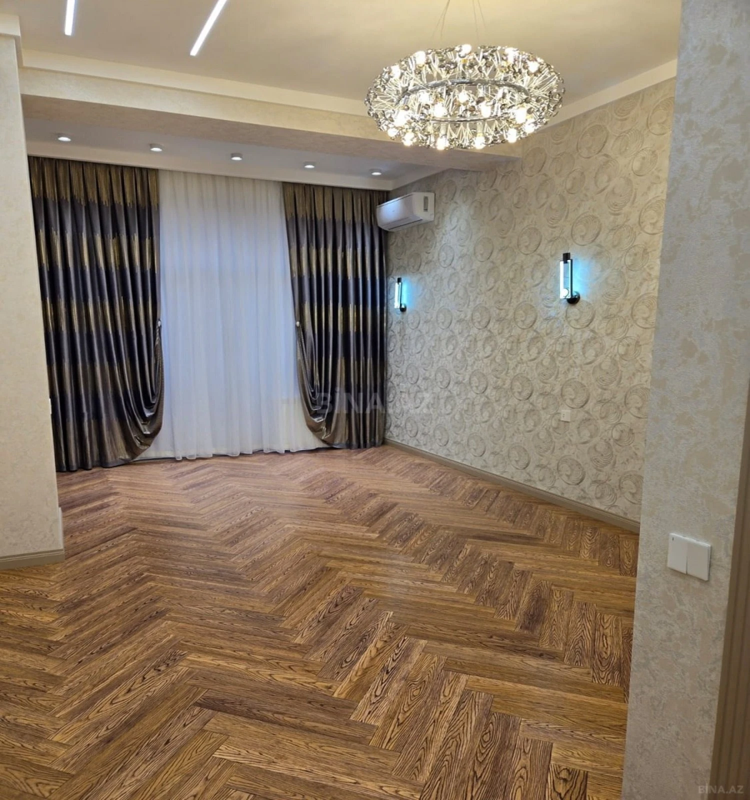 Satılır 4 otaqlı mənzil 195 m²