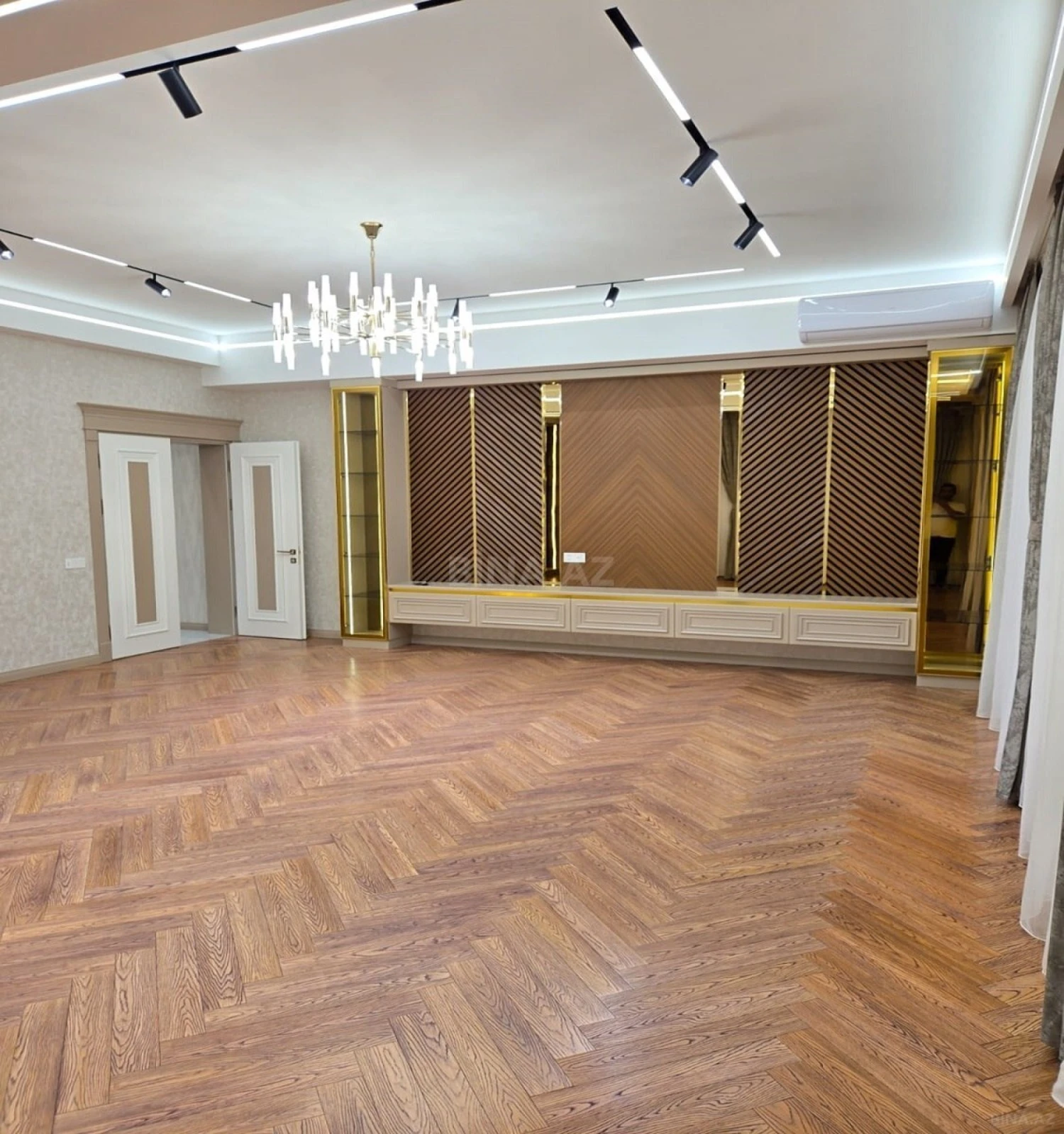 Satılır 4 otaqlı mənzil 195 m²